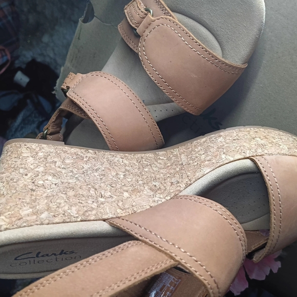 Clarks Women's Tan Sandals - Picture 2 of 7